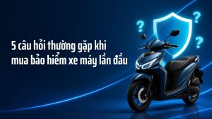 Xe máy tay ga màu xanh đậm bên biểu tượng khiên bảo vệ và dấu hỏi, minh họa bài 5 câu hỏi thường gặp khi mua bảo hiểm xe máy lần đầu