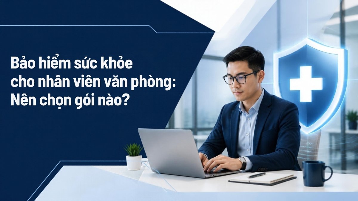 Nhân viên văn phòng làm việc với laptop bên biểu tượng khiên chữ thập y tế, minh họa bảo hiểm sức khỏe cho nhân viên văn phòng